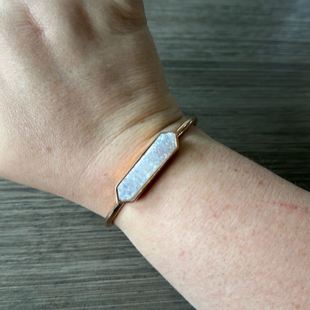 BANGLE COLLECTION
QUARTZ BRACELET